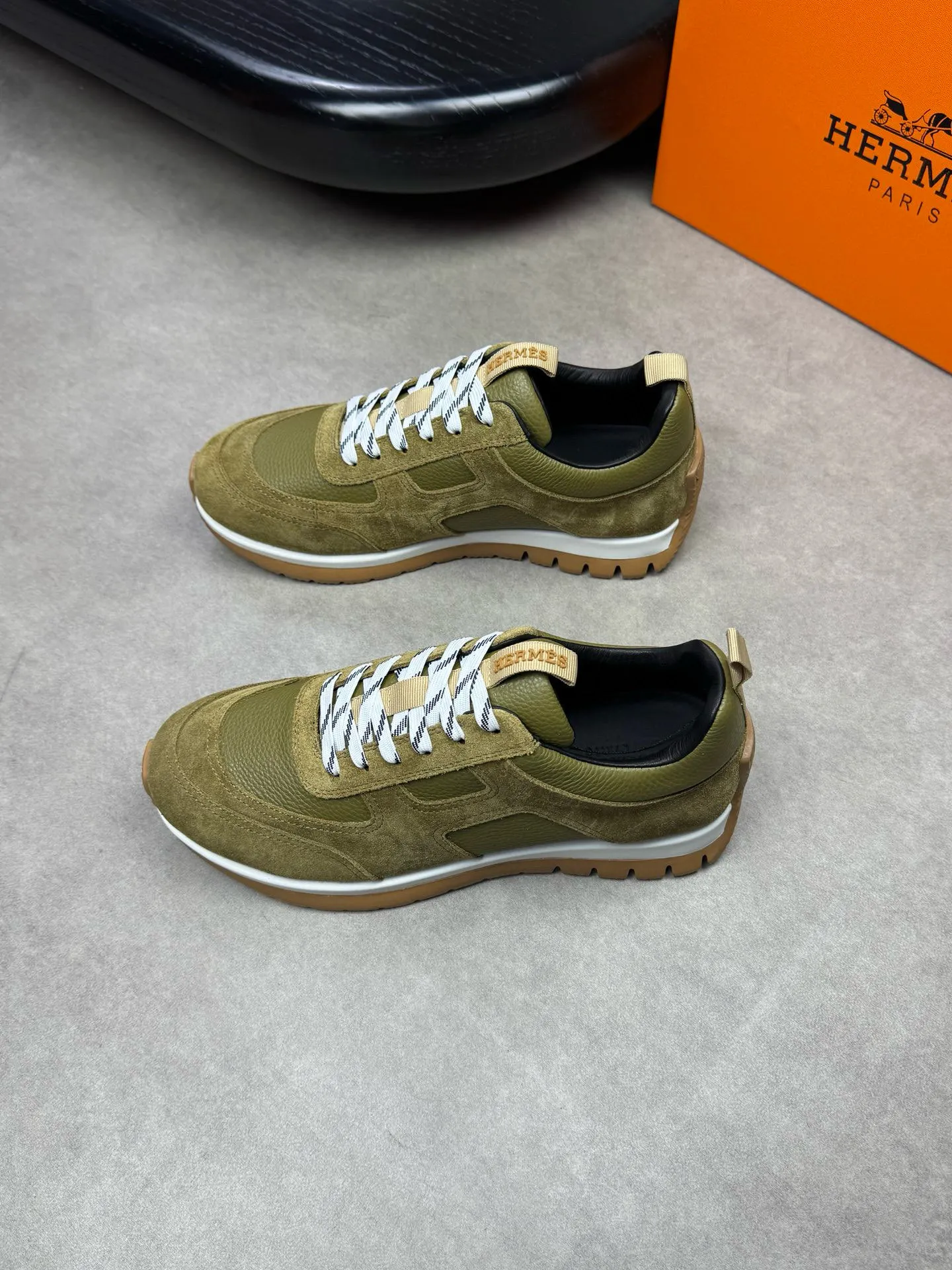 [HERMES] Hermes men's shoes 💰: 800💰 - High-end quality original items 🔍🔍🔍 casual sports shoes - Upper: 🔝 pebbled calfskin, suede calfskin, shoe body forged ´H´ totem, tongue webbing injection molded brand logo - Lining: brand canvas, foot pads; water-dyed cowhide -Outsole: Ultra-light T men's shoes 💰U foam; two-color molded outsole -Ultra-high quality control and fine workmanship: highlighted (high-end, extravagance, grade) -Size: 38-44 (45, can be customized)